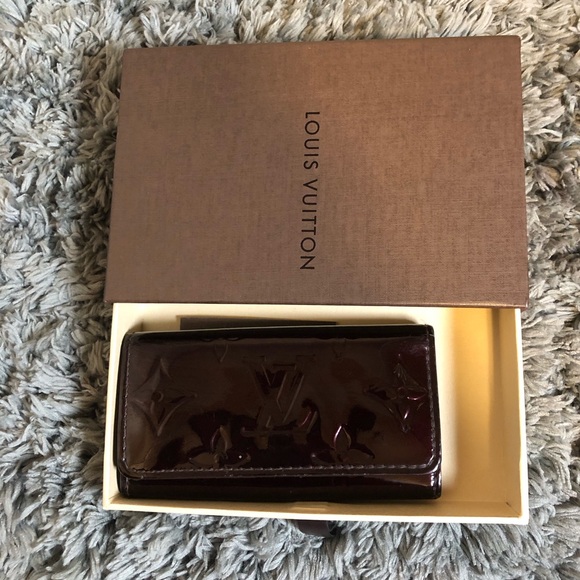 Louis Vuitton Vernis Monogram 4 Key Holder Burgundy, like new. - Picture 9 of 12